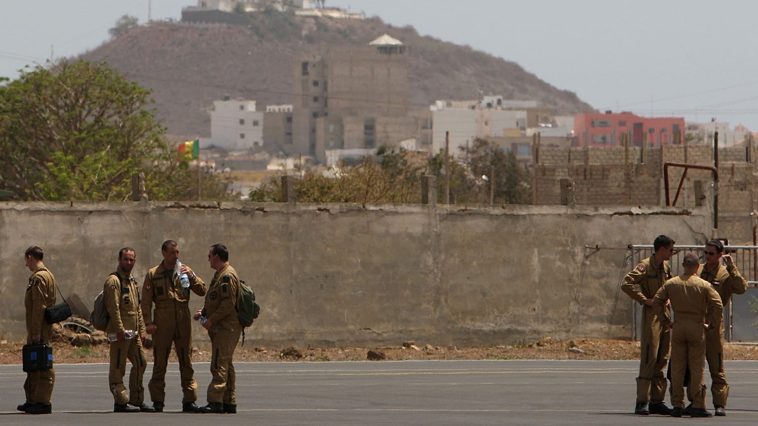 Members of a French military flight crew talk on the tarmac at France's military air base in Dakar, 2 June, 2009