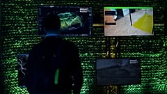 Ένας παρατηρητής εξετάζει μια έκθεση με ορισμένες από τις ουκρανικές τεχνολογίες που χρησιμοποιούνται στο πεδίο της μάχης στο πλαίσιο της παρουσίασης της πρωτοβουλίας BRAVE1