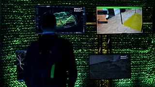 Ένας παρατηρητής εξετάζει μια έκθεση με ορισμένες από τις ουκρανικές τεχνολογίες που χρησιμοποιούνται στο πεδίο της μάχης στο πλαίσιο της παρουσίασης της πρωτοβουλίας BRAVE1
