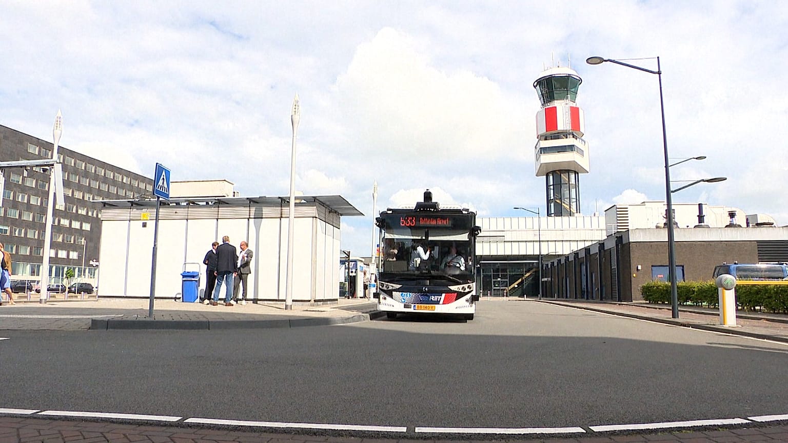 El primer autobús autoconducido aparcado en el aeropuerto de Rotterdam La Haya, 11 de julio de 2025.