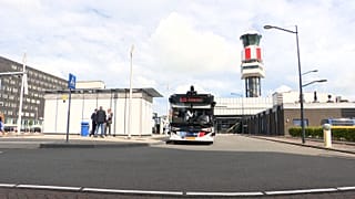 Первый самоуправляемый автобус припаркован в аэропорту Роттердама Гаага, 11 июля 2025 года.