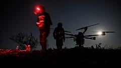 Στρατιώτες προετοιμάζουν το μη επανδρωμένο αεροσκάφος "Kazhan" που παραδίδει εφόδια και μεταφέρει βαριές βόμβες στη γραμμή του μετώπου κοντά στο Chasiv Yar, 15 Μαΐου 2025