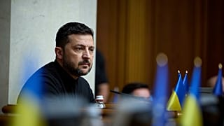O Presidente da Ucrânia, Volodymyr Zelenskyy, assiste à sessão do Parlamento em Kiev, Ucrânia, quinta-feira, 17 de julho de 2025.