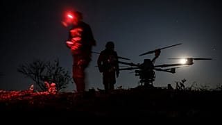 Des militaires préparent le drone "Kazhan" qui livre du matériel et transporte des bombes lourdes sur la ligne de front près de Chasiv Yar, 15 mai 2025.