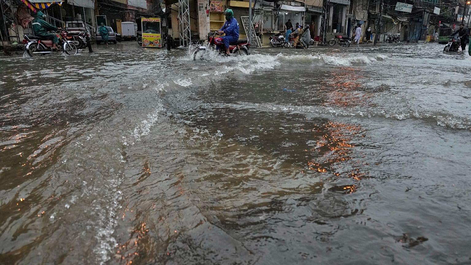 Un motociclista atraviesa una carretera inundada tras las fuertes lluvias monzónicas en Rawalpindi, 17 de julio de 2025.