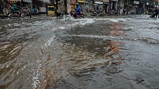 Un motociclista atraviesa una carretera inundada tras las fuertes lluvias monzónicas en Rawalpindi, 17 de julio de 2025.
