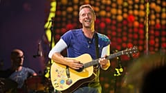 Ο τραγουδιστής των Coldplay, Chris Martin, αντιλαμβάνεται γρήγορα ότι κάτι δεν πάει καλά όταν η κάμερα κινηματογραφεί το ζευγάρι.