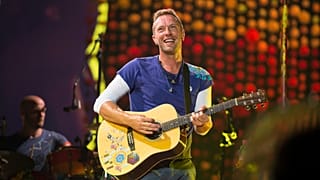 Chris Martin, cantante de Coldplay, no tarda en darse cuenta de que algo no va bien cuando la cámara filma a la pareja.