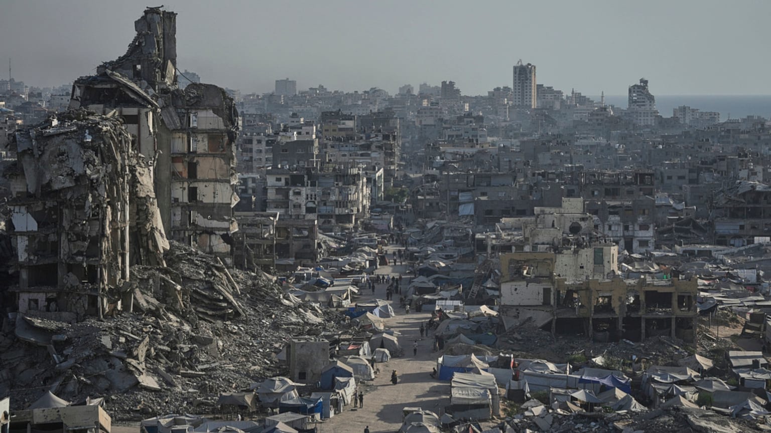 خيام تؤوي النازحين الفلسطينيين تظهر وسط البنية التحتية التي دمرتها الحرب في مدينة غزة ، الخميس 17 تموز / يوليو 2025.