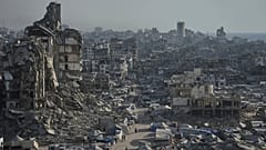 خيام تؤوي النازحين الفلسطينيين تظهر وسط البنية التحتية التي دمرتها الحرب في مدينة غزة ، الخميس 17 تموز / يوليو 2025.