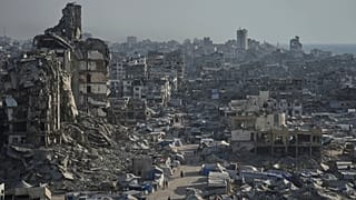 خيام تؤوي النازحين الفلسطينيين تظهر وسط البنية التحتية التي دمرتها الحرب في مدينة غزة ، الخميس 17 تموز / يوليو 2025.