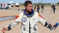 Felix Baumgartner από την Αυστρία μετά την επιτυχημένη πτώση από διαστημική κάψουλα.