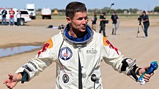 Felix Baumgartner από την Αυστρία μετά την επιτυχημένη πτώση από διαστημική κάψουλα.
