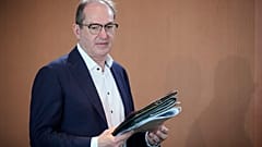 Bundesinnenminister Alexander Dobrindt nimmt am Mittwoch, den 21. Mai 2025, an der Kabinettssitzung im Kanzleramt in Berlin teil.