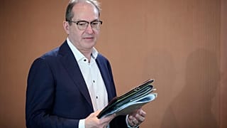 Bundesinnenminister Alexander Dobrindt nimmt am Mittwoch, den 21. Mai 2025, an der Kabinettssitzung im Kanzleramt in Berlin teil.