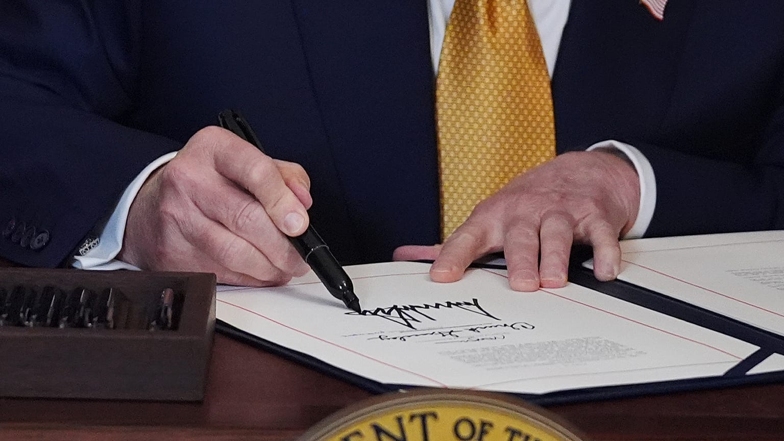 Prezydent Donald Trump podpisuje ustawę podczas ceremonii w Sali Wschodniej Białego Domu w środę 16 lipca 2025 r. w Waszyngtonie. 