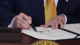 Il Presidente Donald Trump firma un disegno di legge durante una cerimonia nella Sala Est della Casa Bianca, mercoledì 16 luglio 2025, a Washington.