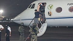 Escoltado por militares y policías, Adolfo 'Fito' Macías, líder de la banda Choneros, llega a Guayaquil, Ecuador, tras ser detenido, el miércoles 25 de junio de 2025.