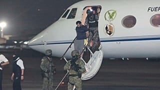 Escoltado por militares y policías, Adolfo 'Fito' Macías, líder de la banda Choneros, llega a Guayaquil, Ecuador, tras ser detenido, el miércoles 25 de junio de 2025.