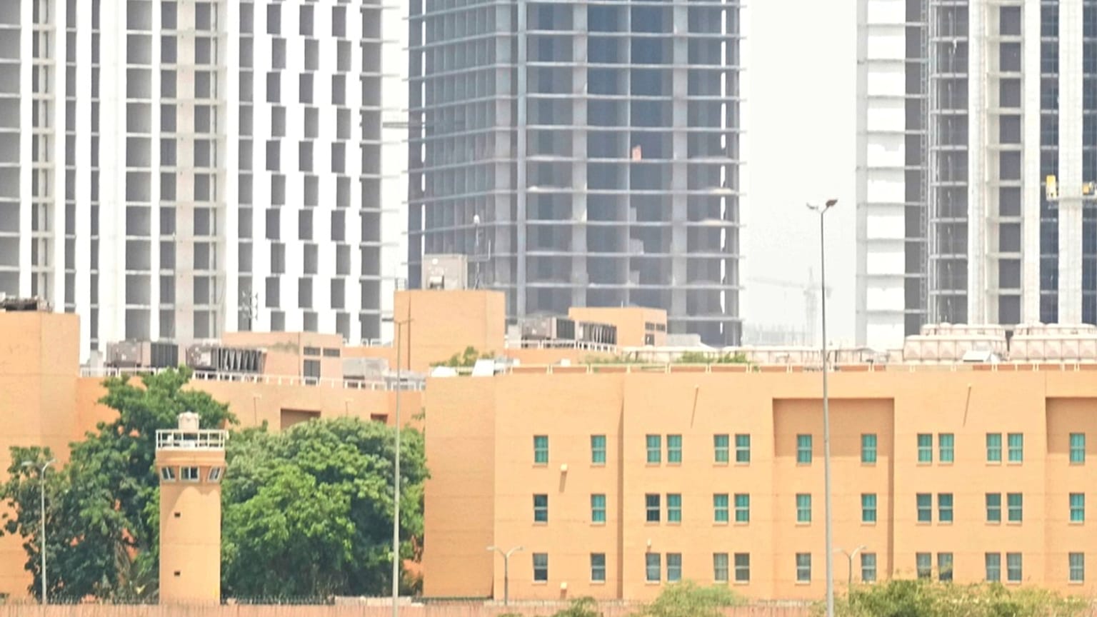 تُرى السفارة الأمريكية من الضفة المقابلة لنهر دجلة في بغداد، الخميس 12 حزيران 2025.