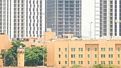 تُرى السفارة الأمريكية من الضفة المقابلة لنهر دجلة في بغداد، الخميس 12 حزيران 2025.