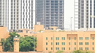 تُرى السفارة الأمريكية من الضفة المقابلة لنهر دجلة في بغداد، الخميس 12 حزيران 2025.