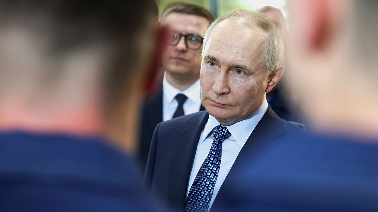 El presidente ruso, Vladímir Putin, habla con empleados de la empresa Magnitogorsk Iron and Steel Works en Magnitogorsk, Rusia, el miércoles 16 de julio de 2025.