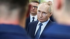 El presidente ruso, Vladímir Putin, habla con empleados de la empresa Magnitogorsk Iron and Steel Works en Magnitogorsk, Rusia, el miércoles 16 de julio de 2025.