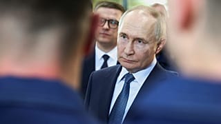 El presidente ruso, Vladímir Putin, habla con empleados de la empresa Magnitogorsk Iron and Steel Works en Magnitogorsk, Rusia, el miércoles 16 de julio de 2025.