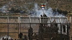 Drusos sirios protestan cerca de la frontera entre Israel y Siria, vista desde Majdal Shams, en los Altos del Golán, controlados por Israel, miércoles 16 de julio de 2025.