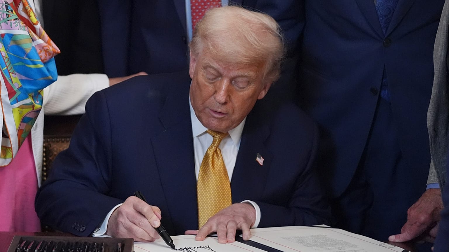 El presidente Donald Trump firma la "Ley para Detener Todo Tráfico Letal de Fentanilo", durante una ceremonia en la Casa Blanca, el miércoles 16 de julio, en Washington.
