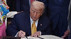 El presidente Donald Trump firma la "Ley para Detener Todo Tráfico Letal de Fentanilo", durante una ceremonia en la Casa Blanca, el miércoles 16 de julio, en Washington.