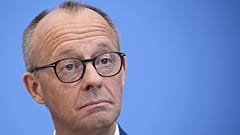Bundeskanzler Friedrich Merz spricht vor Journalisten beim traditionellen Sommerbriefing
