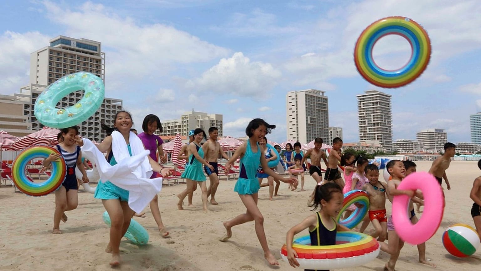 Kuzey Kore, Kangwon Eyaleti, Wonsan'daki Wonsan-Kalma tatil beldesinde denize koşan çocuklar, 2 Temmuz 2025.
