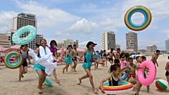 Kinder rennen am 2. Juli 2025 in der Ferienanlage Wonsan-Kalma ins Meer.