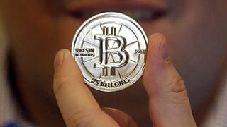 Una ficha de 25 Bitcoin se exhibe en Sandy, Utah, el 3 de abril de 2013