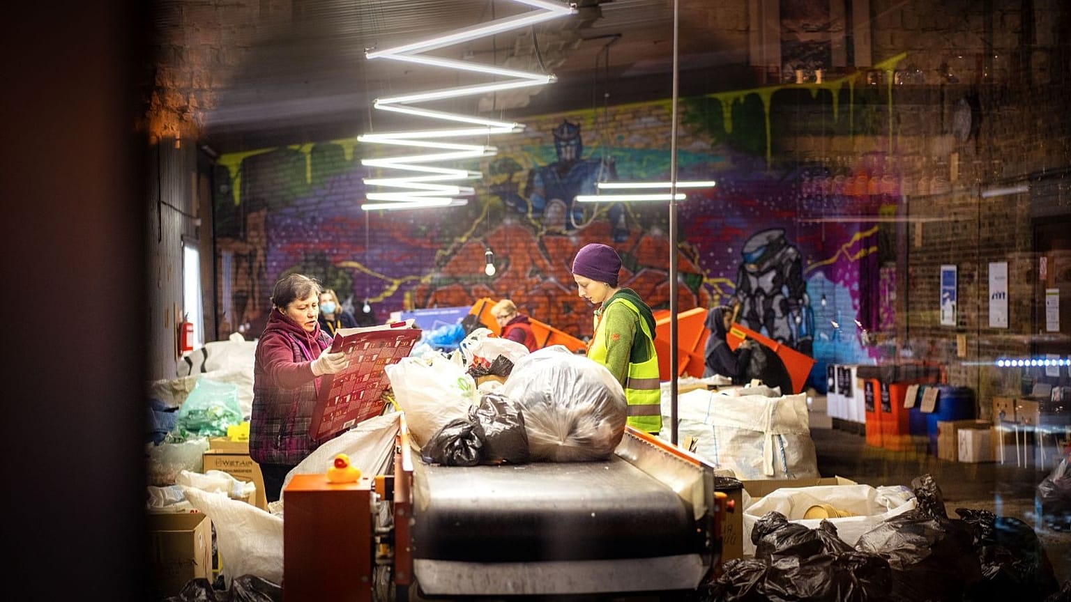 No Waste Ukraine ha fabricado muebles para cafeterías, fundas para cuadernos y regalos de marca con plástico reciclado.