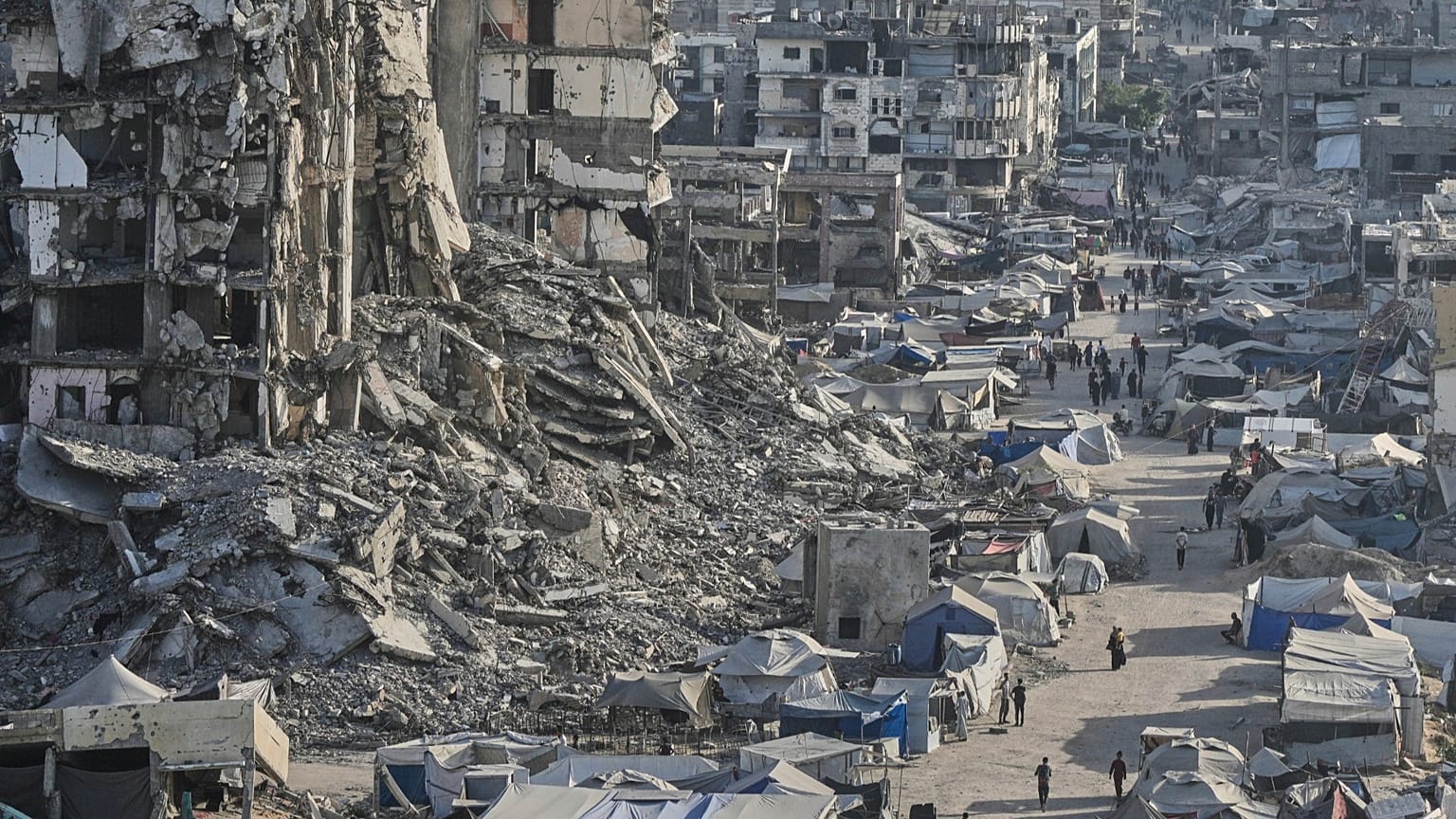 Tiendas de campaña de palestinos desplazados en medio de infraestructuras dañadas por la guerra en la ciudad de Gaza, 17 de julio de 2025.
