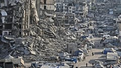 Tiendas de campaña de palestinos desplazados en medio de infraestructuras dañadas por la guerra en la ciudad de Gaza, 17 de julio de 2025.