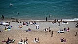 La gente disfruta del clima cálido en la playa de Durdle Door, cerca de Lulworth, en el sur de Inglaterra, el 1 de junio de 2020.