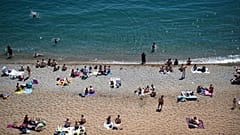 La gente disfruta del clima cálido en la playa de Durdle Door, cerca de Lulworth, en el sur de Inglaterra, el 1 de junio de 2020.