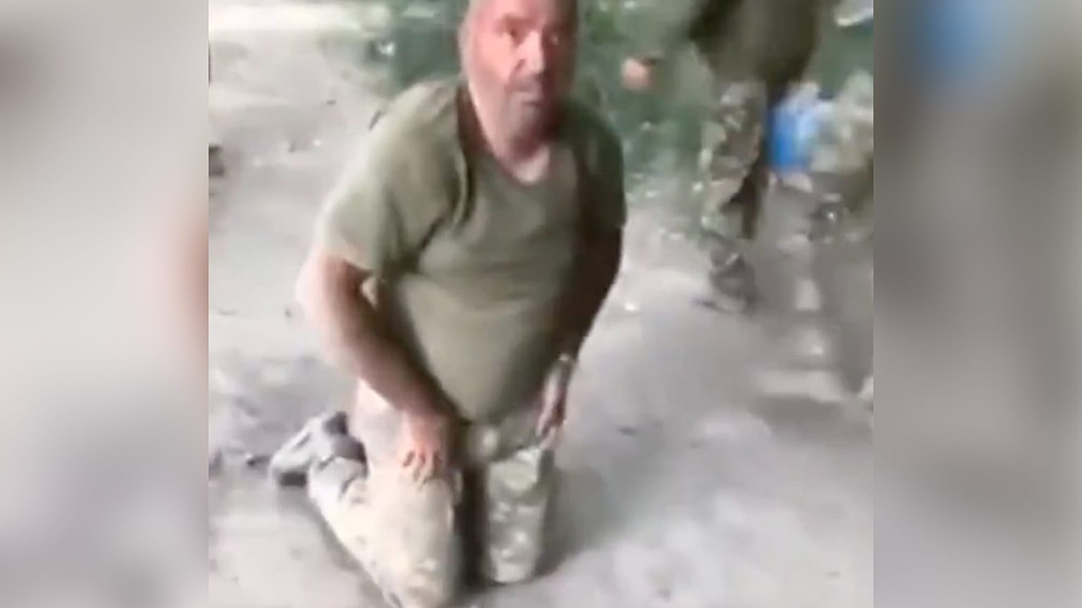 Jozsef Sebestyen askerler önünde diz çökerken.