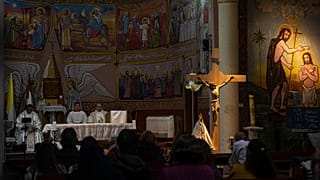 FOTO DE ARQUIVO - Fiéis cristãos palestinianos rezam na véspera de Natal na Igreja Católica da Sagrada Família na Cidade de Gaza, sábado, 24 de dezembro de 2022