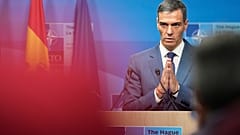 El presidente del Gobierno español, Pedro Sánchez, hace un gesto durante una rueda de prensa tras la sesión plenaria de la cumbre de la OTAN en La Haya, Países Bajos.