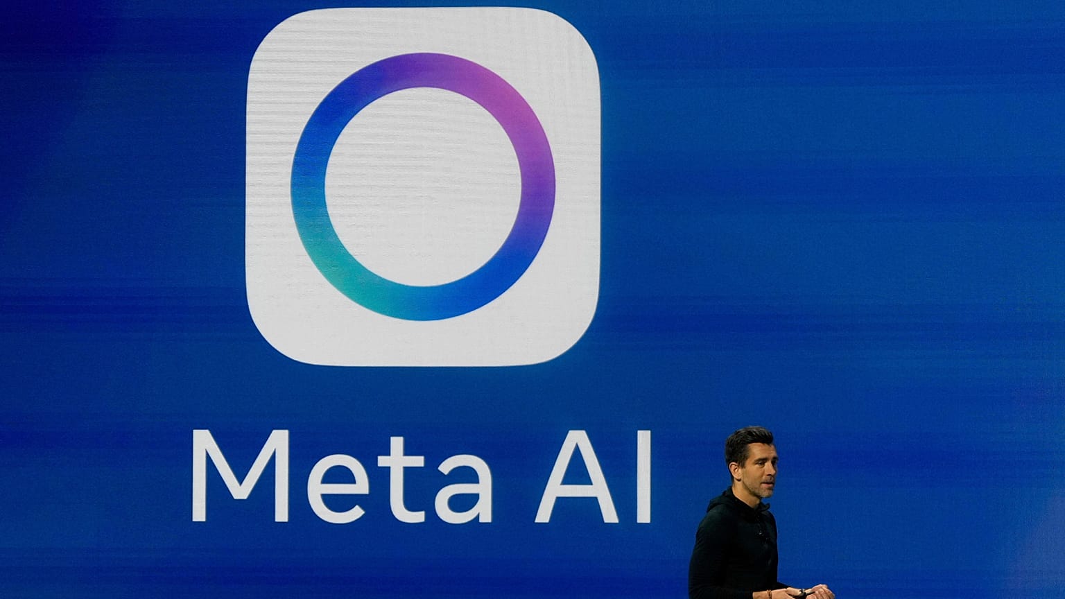 Ο Chris Cox, Chief Product Officer της Meta, μιλάει στο LlamaCon 2025, ένα συνέδριο για προγραμματιστές τεχνητής νοημοσύνης.