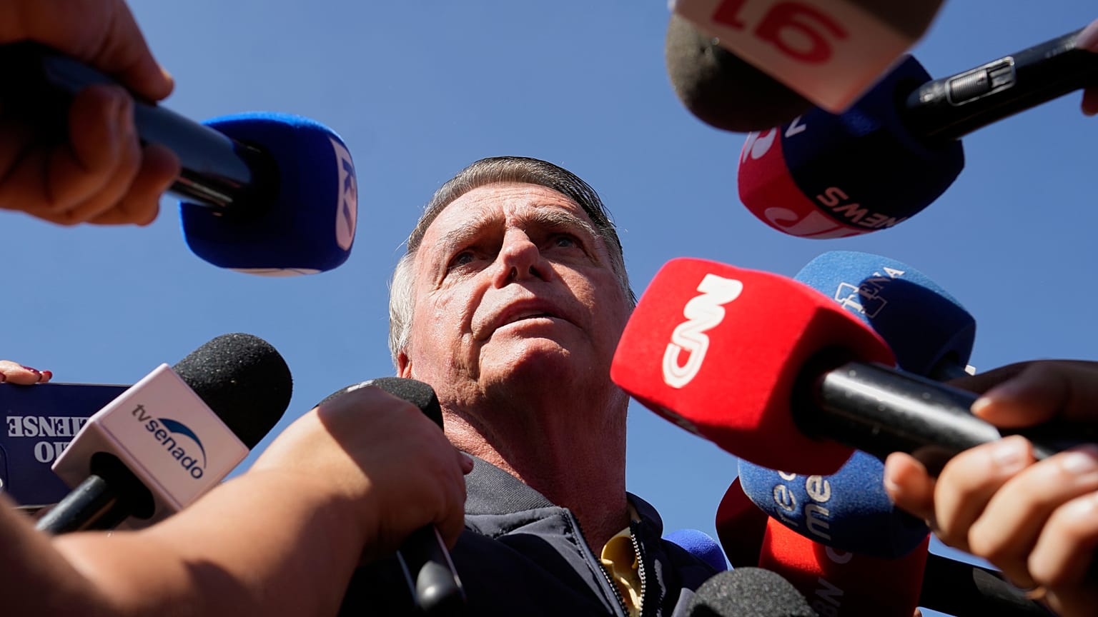 Jair Bolsonaro rozmowia z mediami, po tym, jak Sąd Najwyższy nakazał założenie mu opaski monitorującej, Brasilia, Brazylia, piątek, 18 lipca 2025 r.