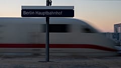 Ein ICE-Zug bei der Abfahrt vom Hauptbahnhof in Berlin, Deutschland.