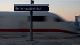 Salida de un tren ICE de la estación central de Berlín (Alemania).