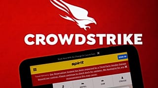 Le logo de CrowdStrike et une page web de Spirit Airlines apparaissent sur un écran d'ordinateur et de téléphone portable, à New York, le vendredi 19 juillet 2024.