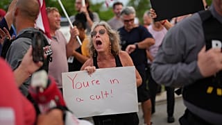 Kobieta krzyczy w kierunku zwolenników Trumpa, biorąc udział w prodemokratycznym, anty-Trumpowym proteście przed posiadłością Trumpa Mar-a-Lago w Palm Beach, 17 lipca 2025 roku